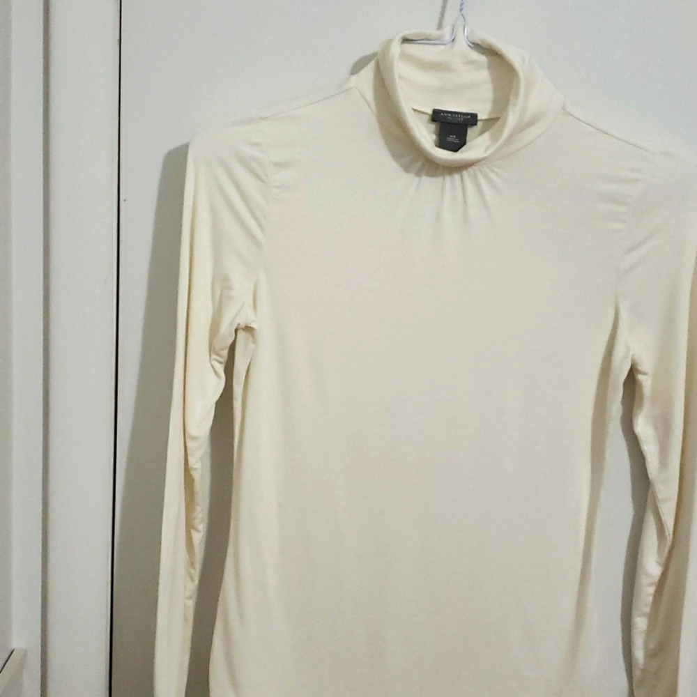 Ann Taylor Turtleneck top. Long Sleeves.  Ivory.  Medium-Petite. Like Ne…